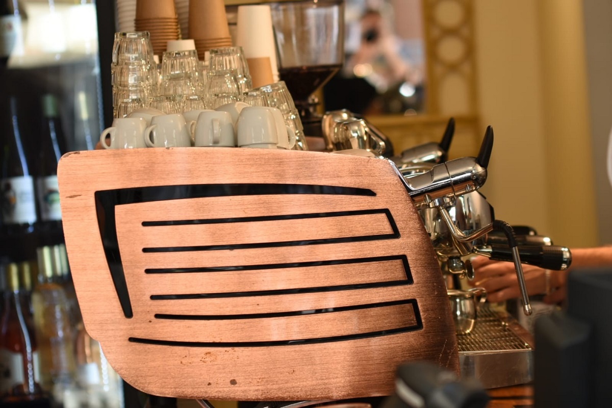 מכונת קפה בבית הקפה קפה בכרם בתל אביב. צילום: יעקב בלומנטל