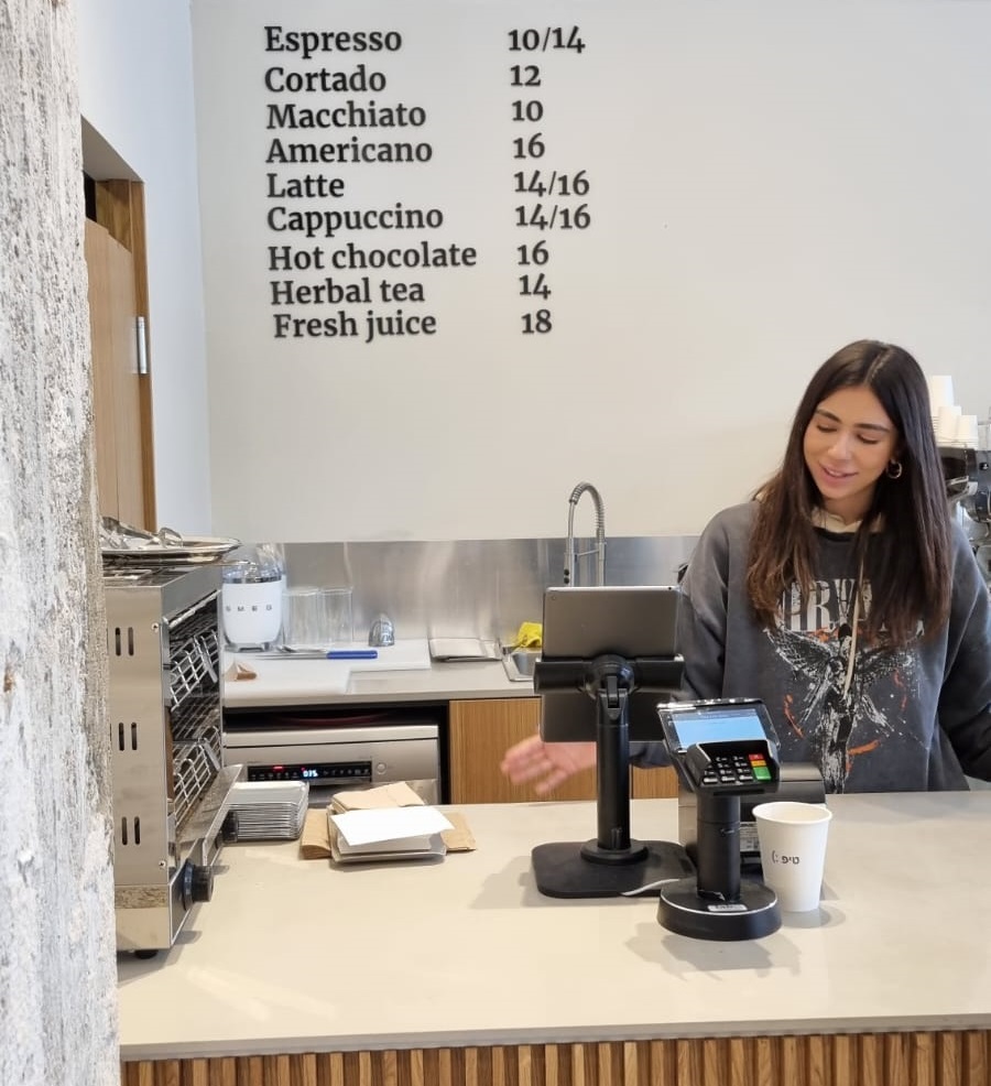 בית הקפה Coffee Club בשינקין מול הגינה. צילום: מגזין שותים