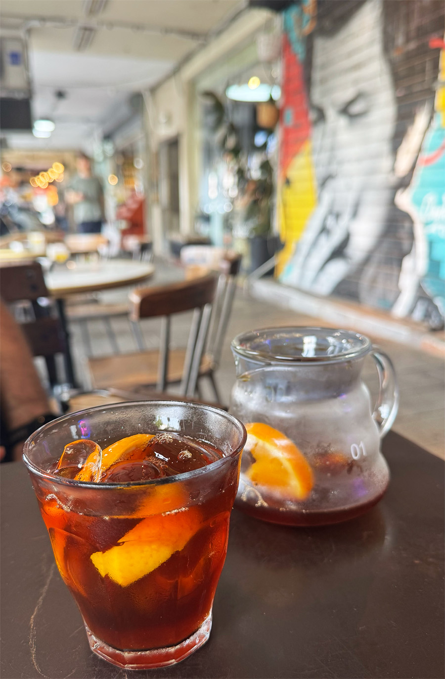 קפה פילטר על קרח מקפה אתיופי בעיבוד טבעי עם פרוסת תפוז בקפה לואי בתל אביב. צילום: נדב גולדברג