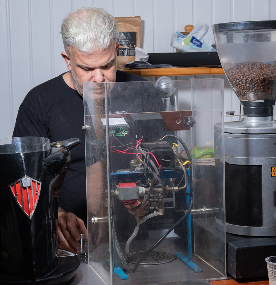 אילן אזולאי מאחורי הבר בגלריה לקפה (צילום: יעקב בלומנטל)