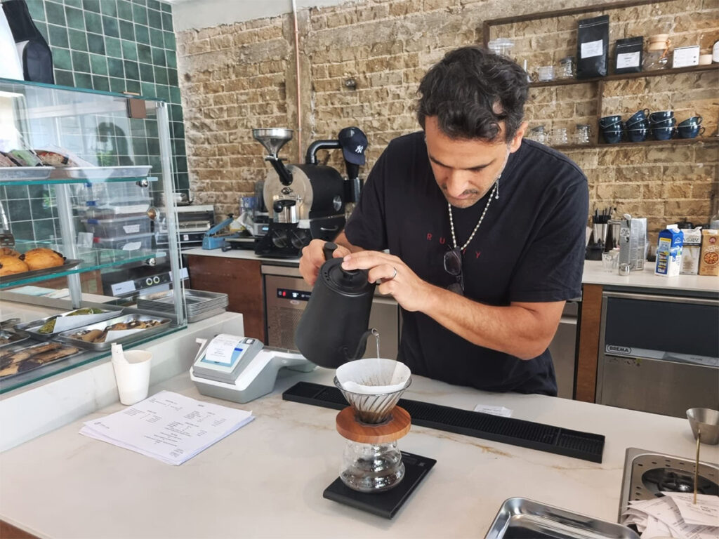 תומר ג'יאן מכין קפה פילטר ב-Coffee Lane בתל אביב (צילום: הוד אסולין)
