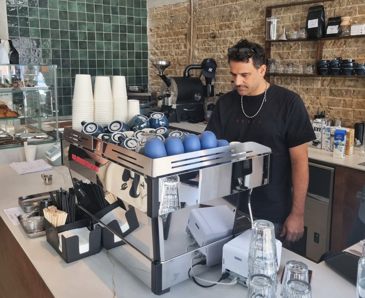 תומר ג'יאן מכין אספרסו ב-Coffee Lane בתל אביב (צילום: הוד אסולין)