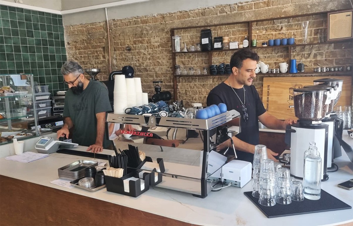 תומר (מימין) ואביחי ג'יאן בבית הקפה Coffee Lane בדרום תל אביב (צילום: הוד אסולין)