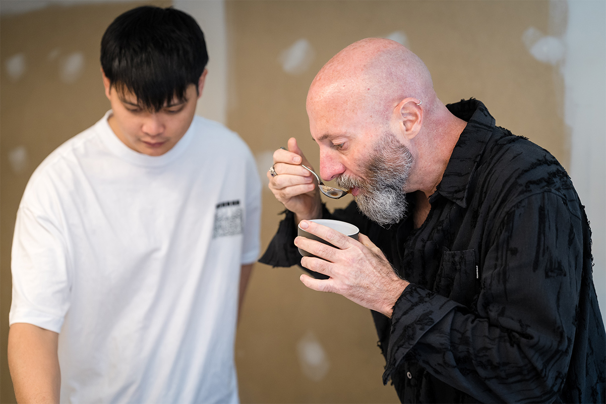 טל בודנשטיין וקארל וארגס בקאפינג ב-Coffee Organization Studio. צילום: רומן גלוחוי