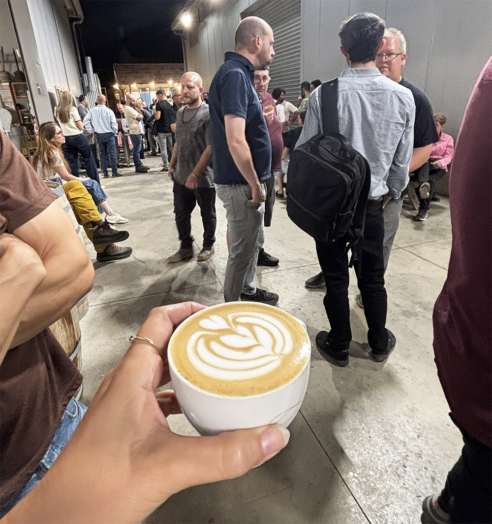 קפוצ'ינו באירוע Roasters Summit 2025 במפעל של Coffee-Tech Engineering במושב מצליח. צילום: דיקלה דנינו