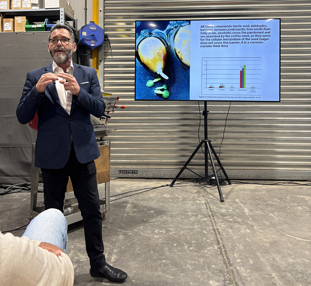 פבלו קונטררס מסביר על הקשרים בין תהליכי עיבוד חדשניים בקפה ירוק לבין תכנון פרופיל הקלייה. צילום: דיקלה דנינו