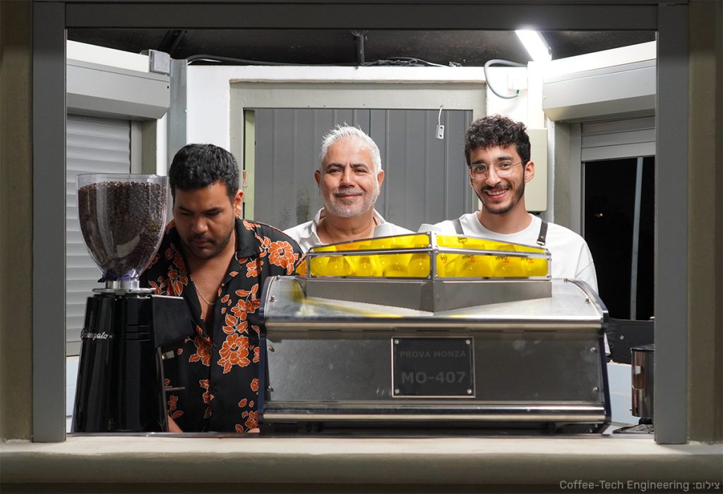רם אבגי וצוות Sybaris בעמדת הקפה באירוע Roasters Summit 2025. צילום: Coffee-Tech Engineering