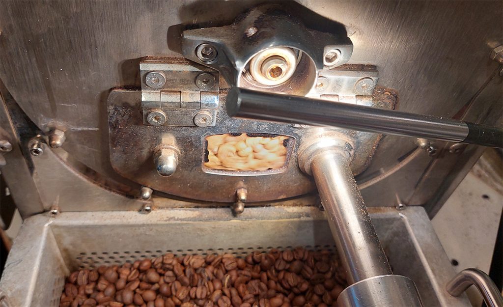 פולי קפה נקלים בתנור קלייה בשוק הכרמל. צילום: איתי שקד