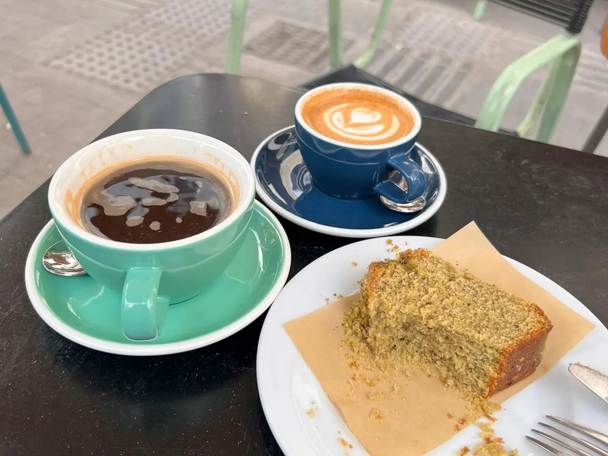 אמריקנו, פלאט ווייט ועוגה בסגנון יווני ב-Dope Roasting Co. צילום: איתי שקד