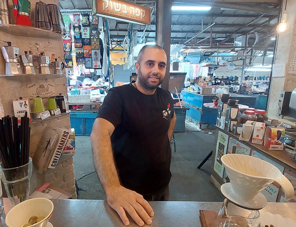 אבי גבע בקפה בשוק הכרמל. צילום: איתי שקד