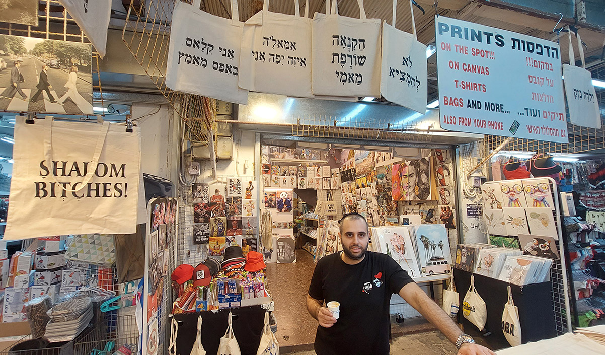אבי גבע בחנות שלו בשוק הכרמל. צילום: איתי שקד