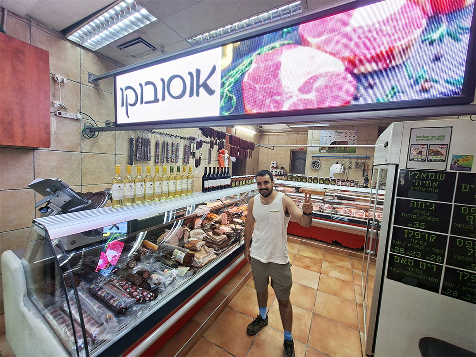 יוני ארבל באטליז הכרמלית בשוק הכרמל. צילום: איתי שקד