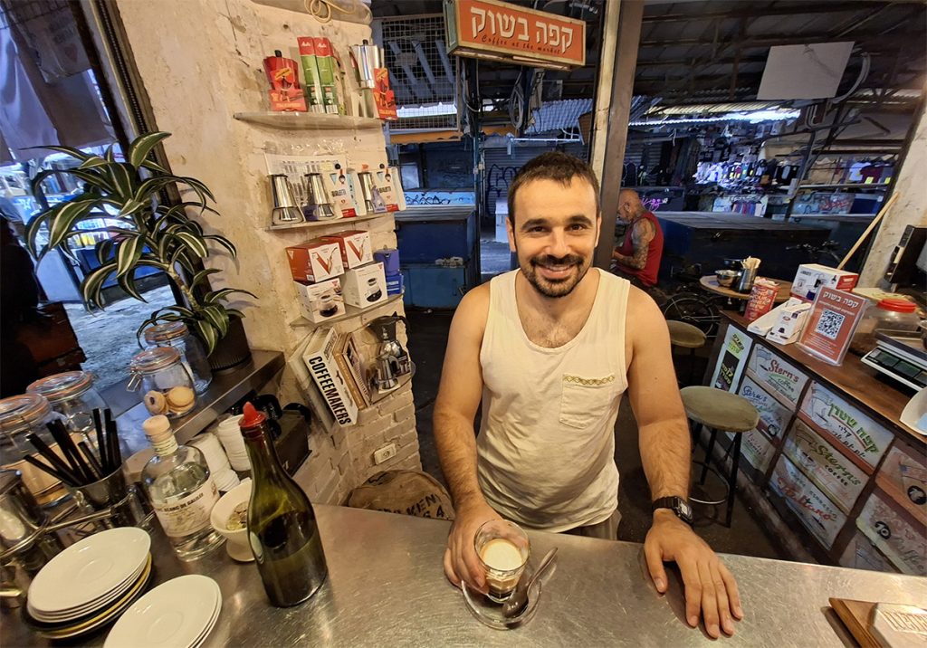 יוני ארבל בקפה בשוק הכרמל. צילום: איתי שקד