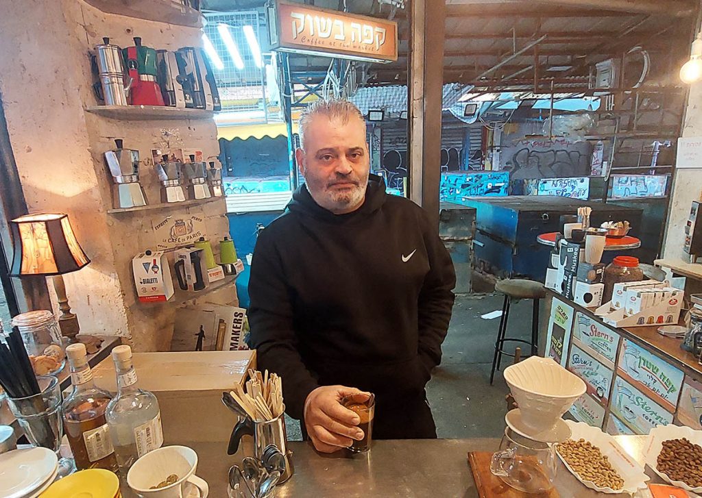 איציק הגדול מהכרמל שותה קפה בקפה בשוק. צילום: איתי שקד