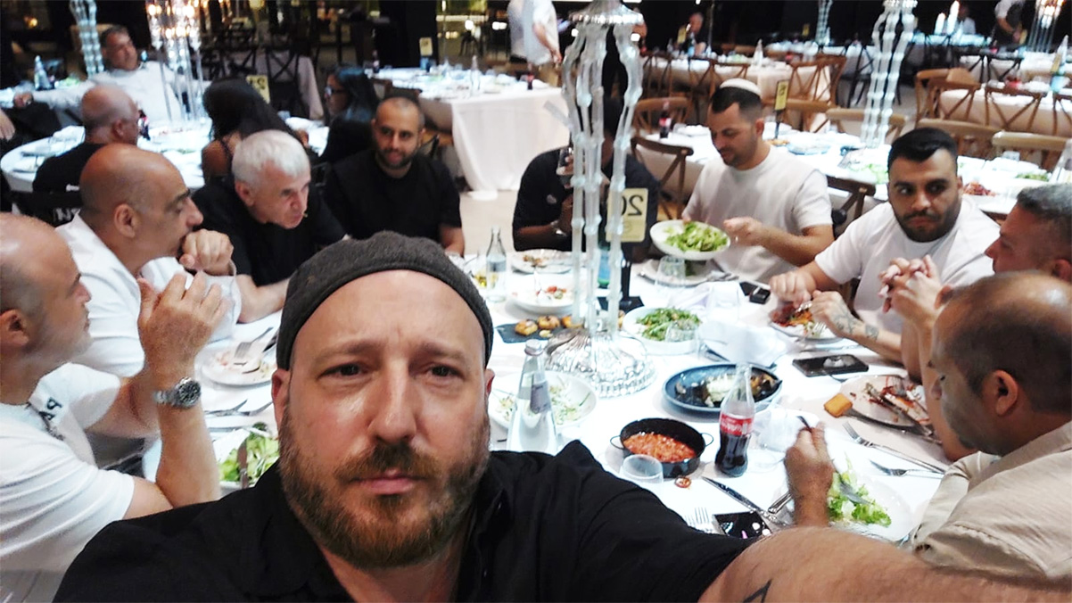 החבר'ה משוק הכרמל בחתונה של הבן של איציק הקטן. צילום: איתי שקד