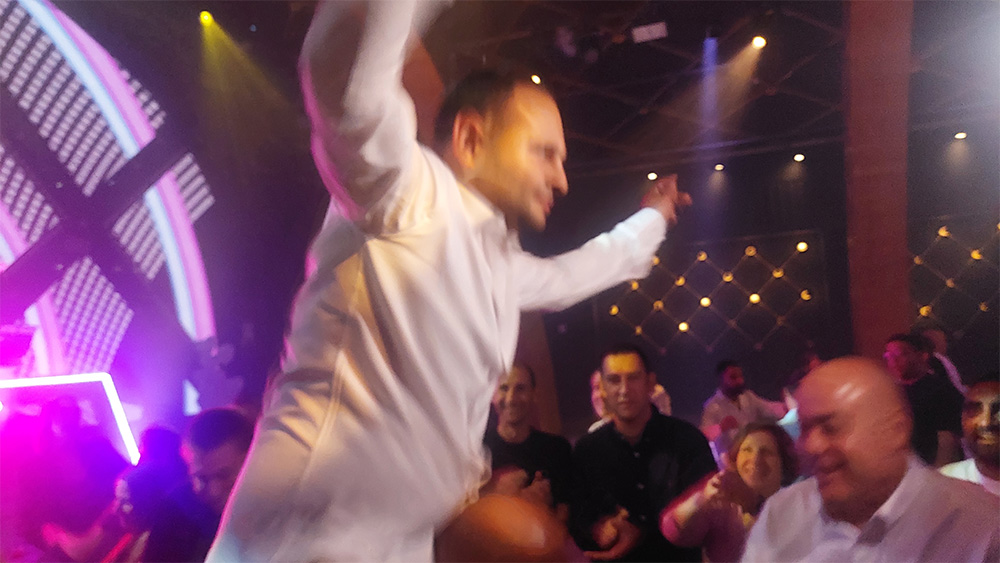 החברים של עומרי הרימו אותו על הכתפיים והחלו לצרוח. צילום: איתי שקד