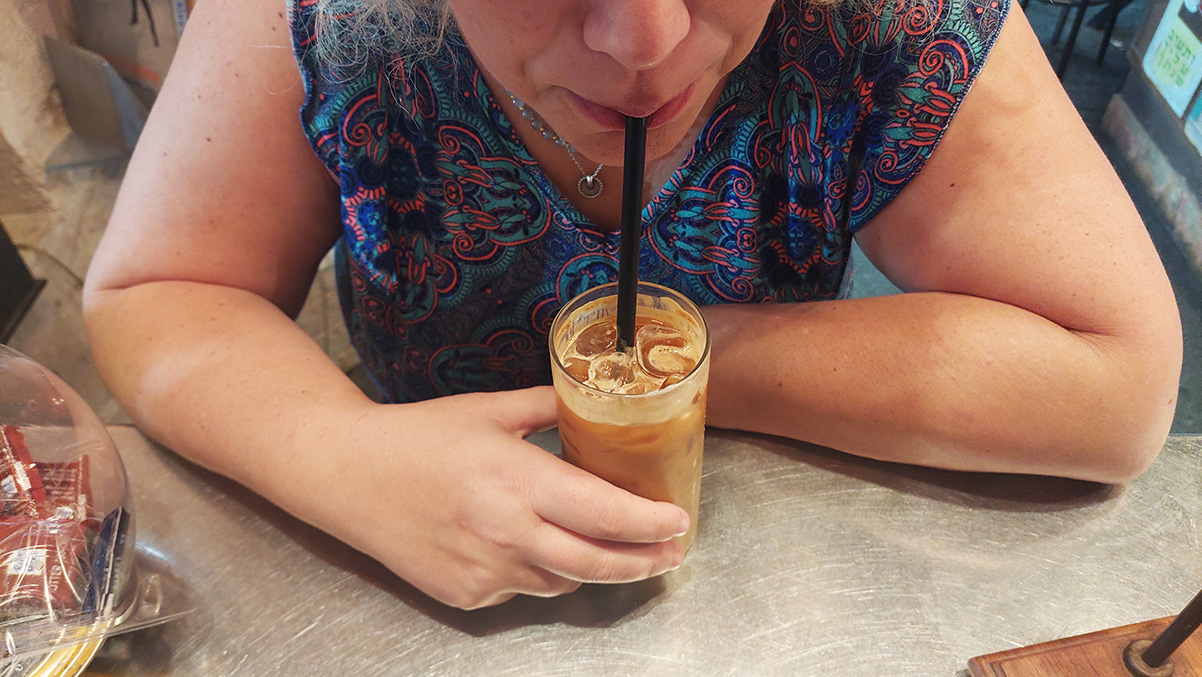 אמריקנו גדול עם חלב. צילום: איתי שקד