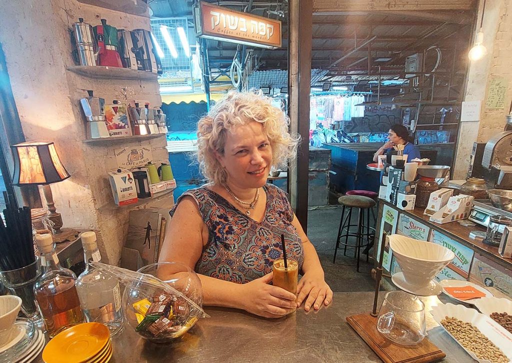 רקפת בר-סלע בקפה בשוק הכרמל. צילום: איתי שקד