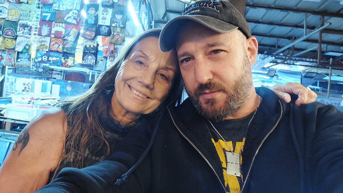 "אין מקום יותר כיפי לקבל אנרגיות חיוביות כמו שוק הכרמל. החיים ממשיכים". צילום: איתי שקד