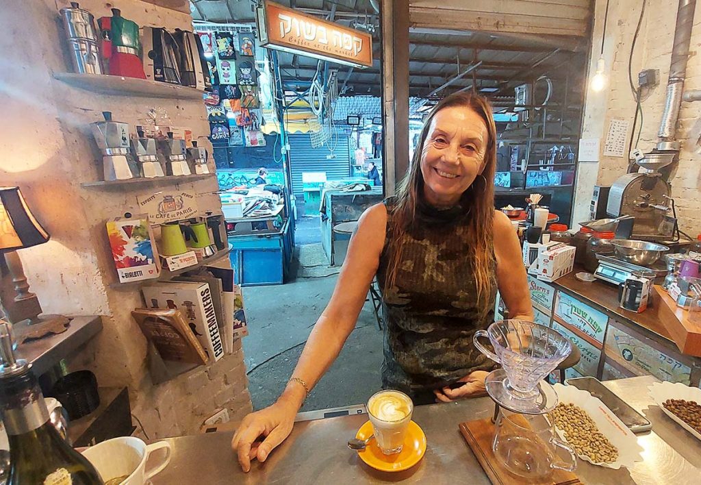 ריטה ליפשיץ מקיבוץ ניר עוז בקפה בשוק הכרמל. צילום: איתי שקד