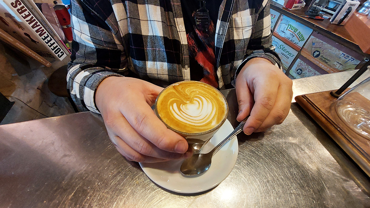 כוס קפה פלאט ווייט בקפה בשוק. צילום: איתי שקד