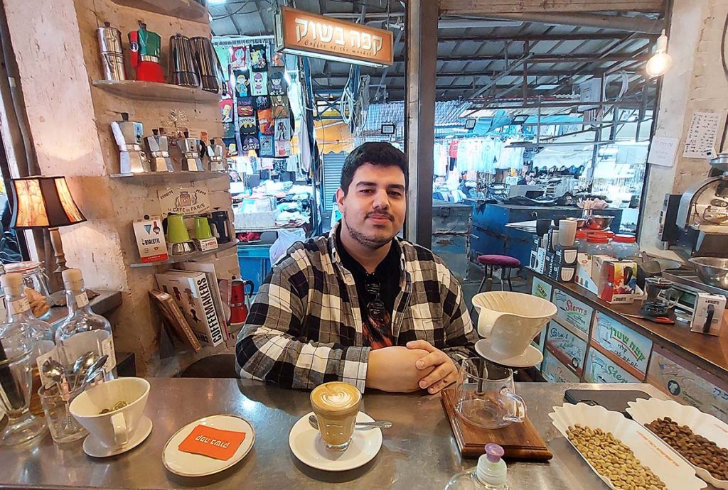 רון ברנזון בקפה בשוק הכרמל. צילום: איתי שקד