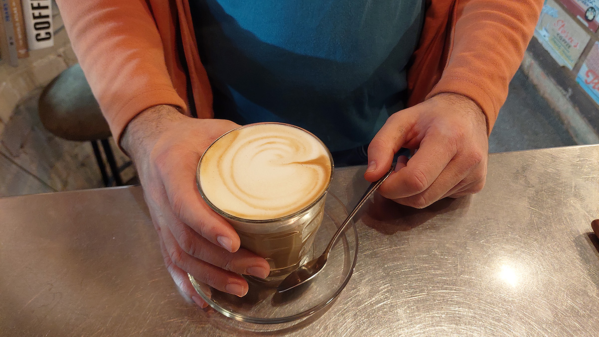 קפה הפוך גדול עם חלב שיבולת שועל. צילום: איתי שקד