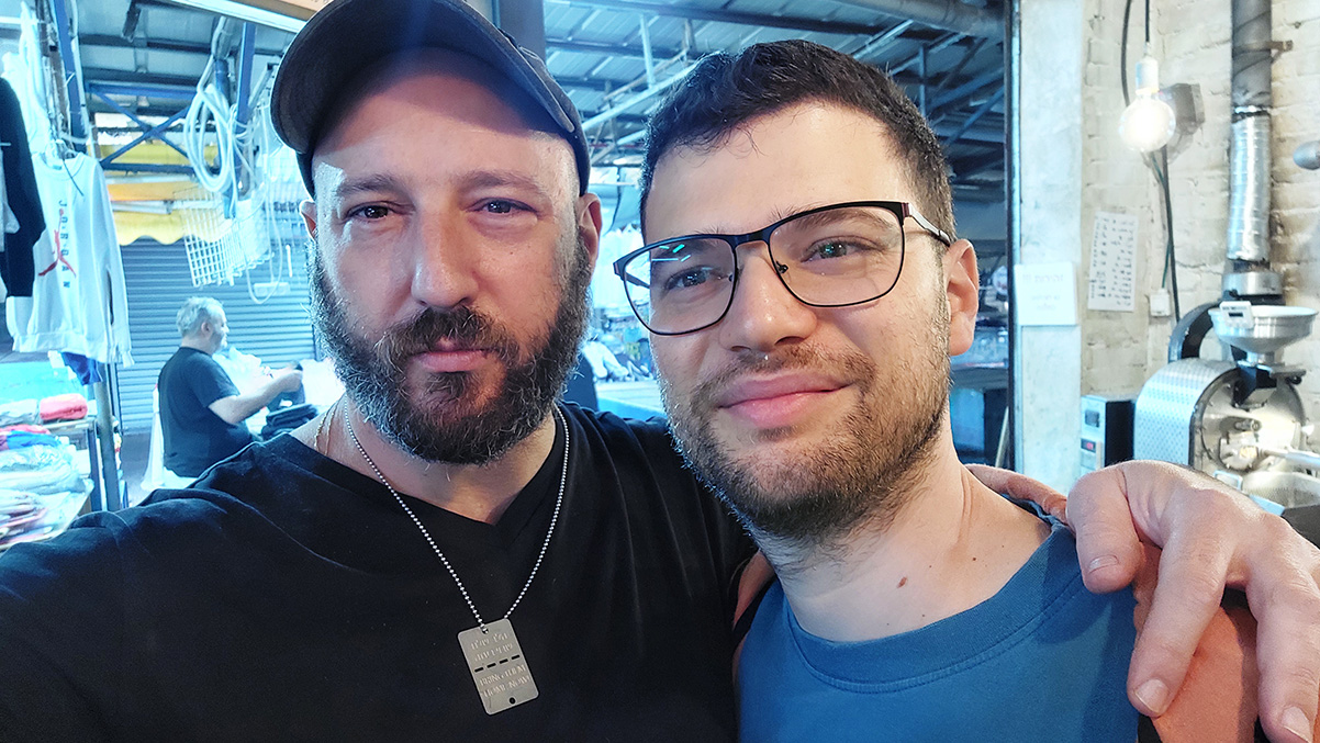 רותם ביץ' ואיתי שקד בחנות קפה בשוק בשוק הכרמל. צילום: איתי שקד