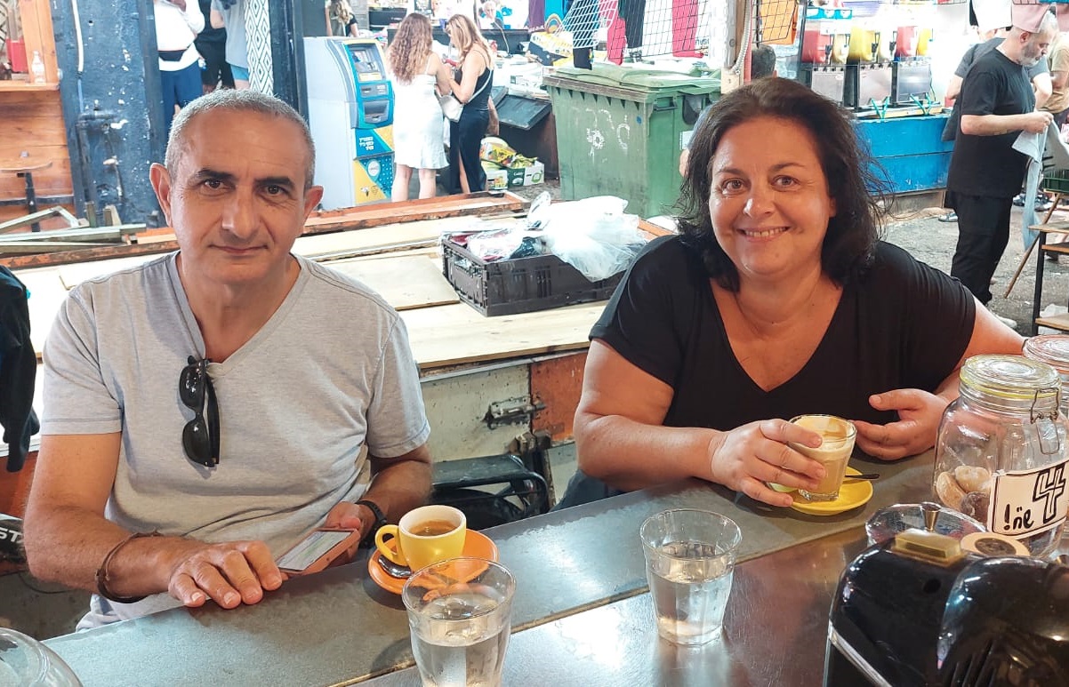 קפה הפוך חלש ואספרסו קצר - הזוג סנדרה וסטפן. צילום: איתי שקד