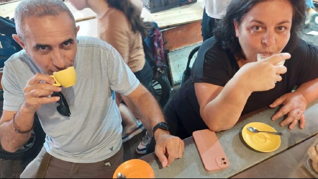הזוג סנדרה וסטפן שותים קפה בשוק הכרמל. צילום: איתי שקד