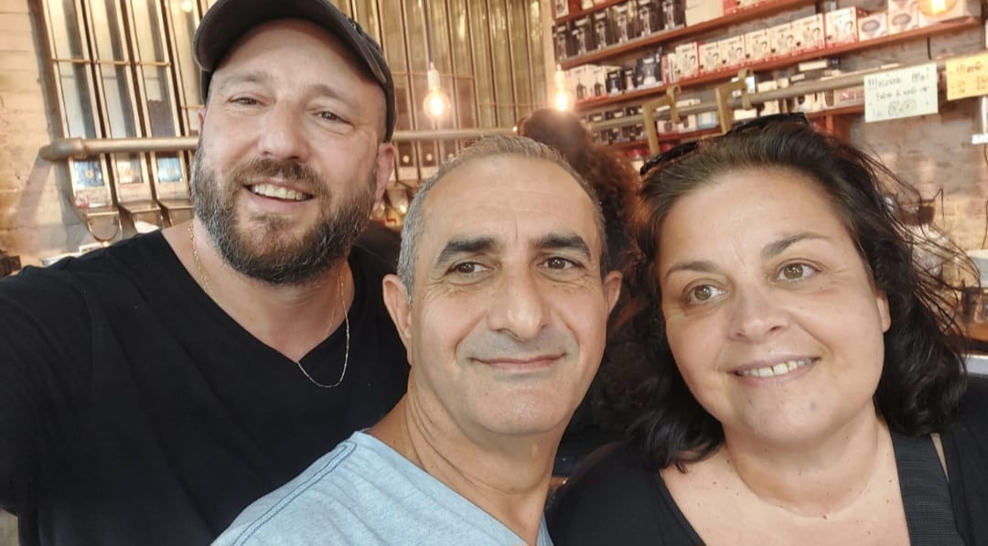 סנדרה, סטפן ואיתי שקד בקפה בשוק. צילום: איתי שקד