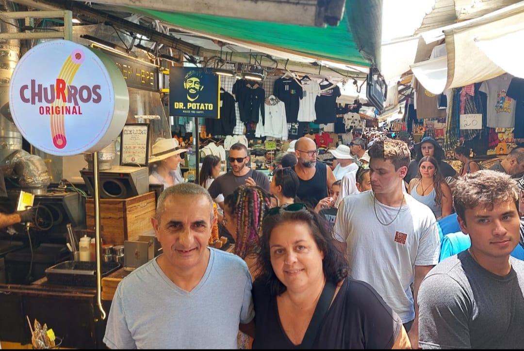 סנדרה וסטפן במעמקי שוק הכרמל. צילום: איתי שקד