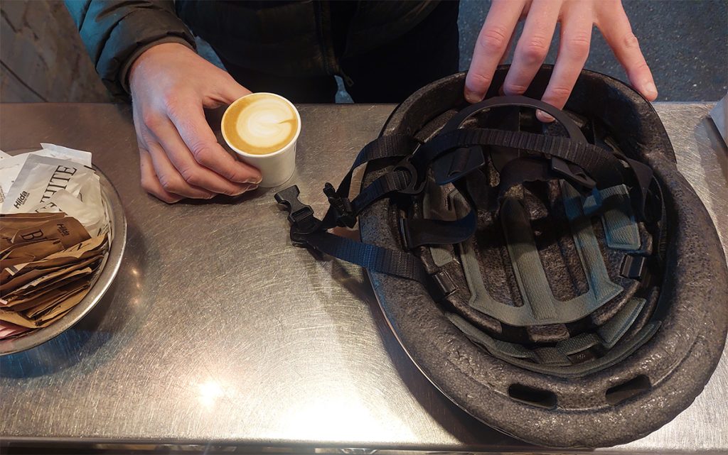 קורטדו בכוס לקחת בשוק הכרמל בתל אביב. צילום: איתי שקד