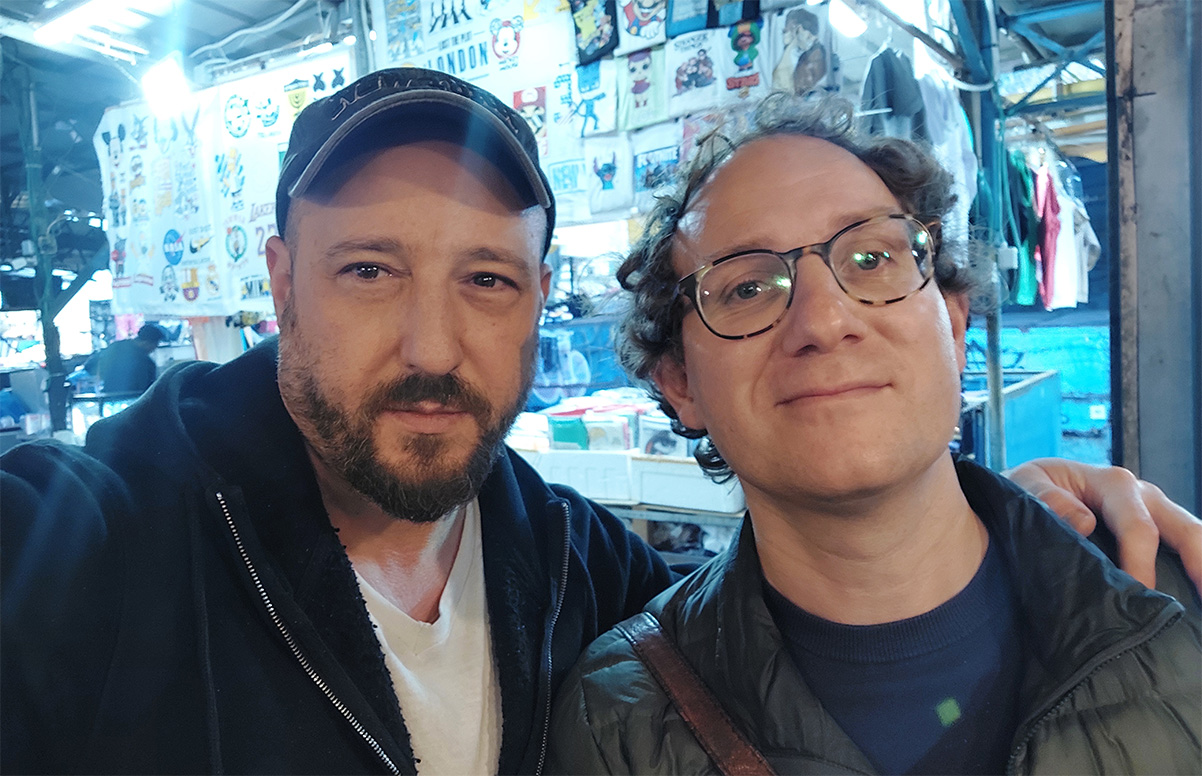 דוד דה-ג'ונג ואיתי שקד בשוק הכרמל