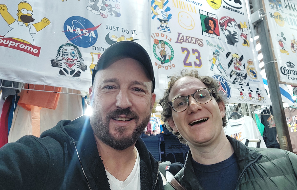 דוד דה-ג'ונג ואיתי שקד בשוק הכרמל