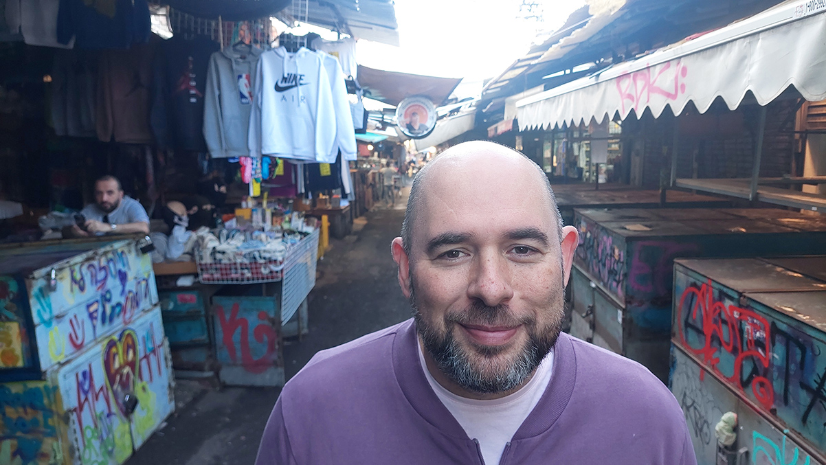 שחר בן-פורת בשוק הכרמל בתל אביב. צילום: איתי שקד