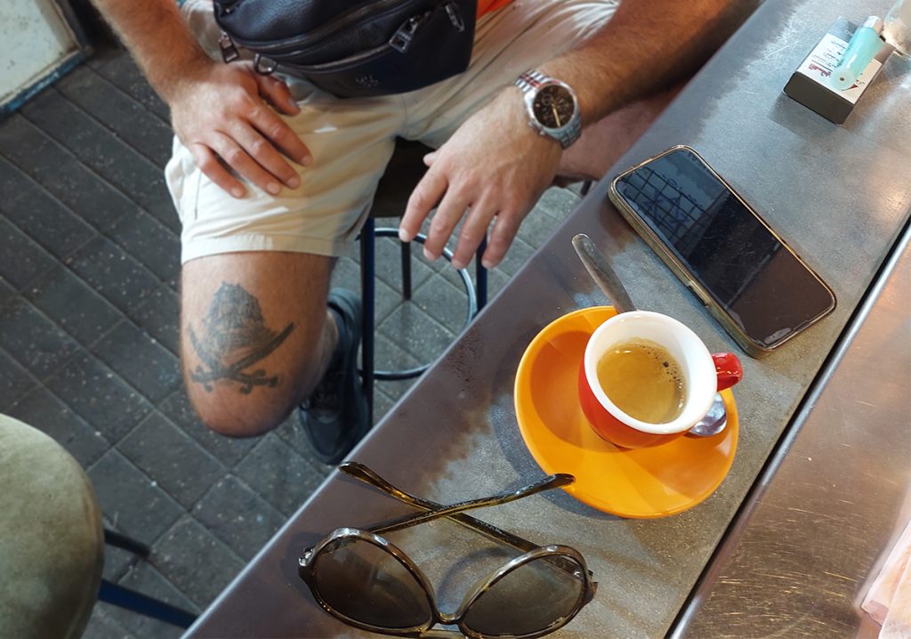 ואדים סוטולה שותה אספרסו בקפה בשוק. צילום: איתי שקד