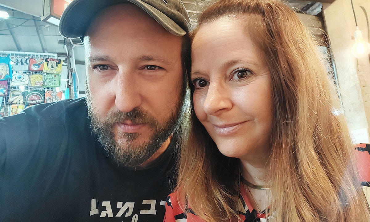 איתי שקד והאמנית סיון כהן בחנות קפה בשוק בשוק הכרמל בתל אביב. צילום: איתי שקד