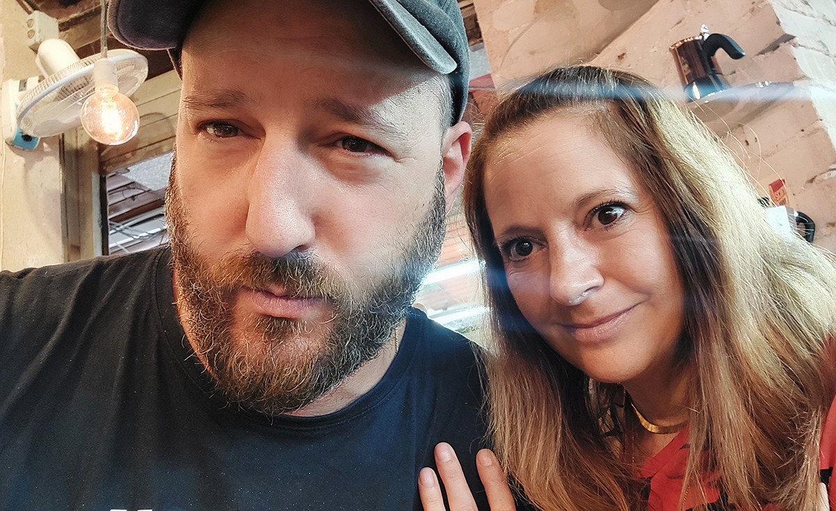 איתי שקד והאמנית סיון כהן בשוק הכרמל. צילום: איתי שקד