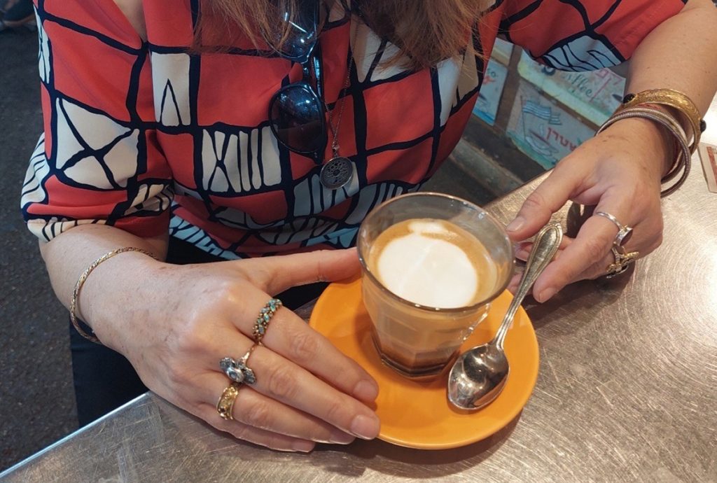 מקיאטו פינוקים חזק עם הרבה קצף בקפה בשוק הכרמל. צילום: איתי שקד