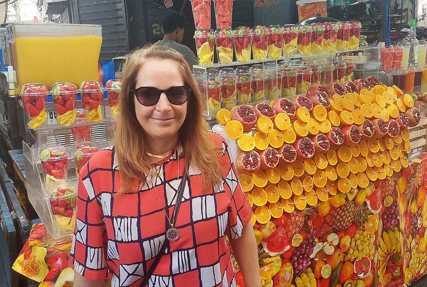 האמנית סיון כהן בשוק הכרמל. צילום: איתי שקד