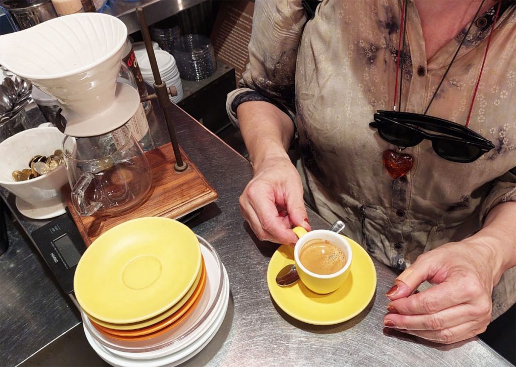 אספרסו ארוך מתערובת הבית. צילום: איתי שקד