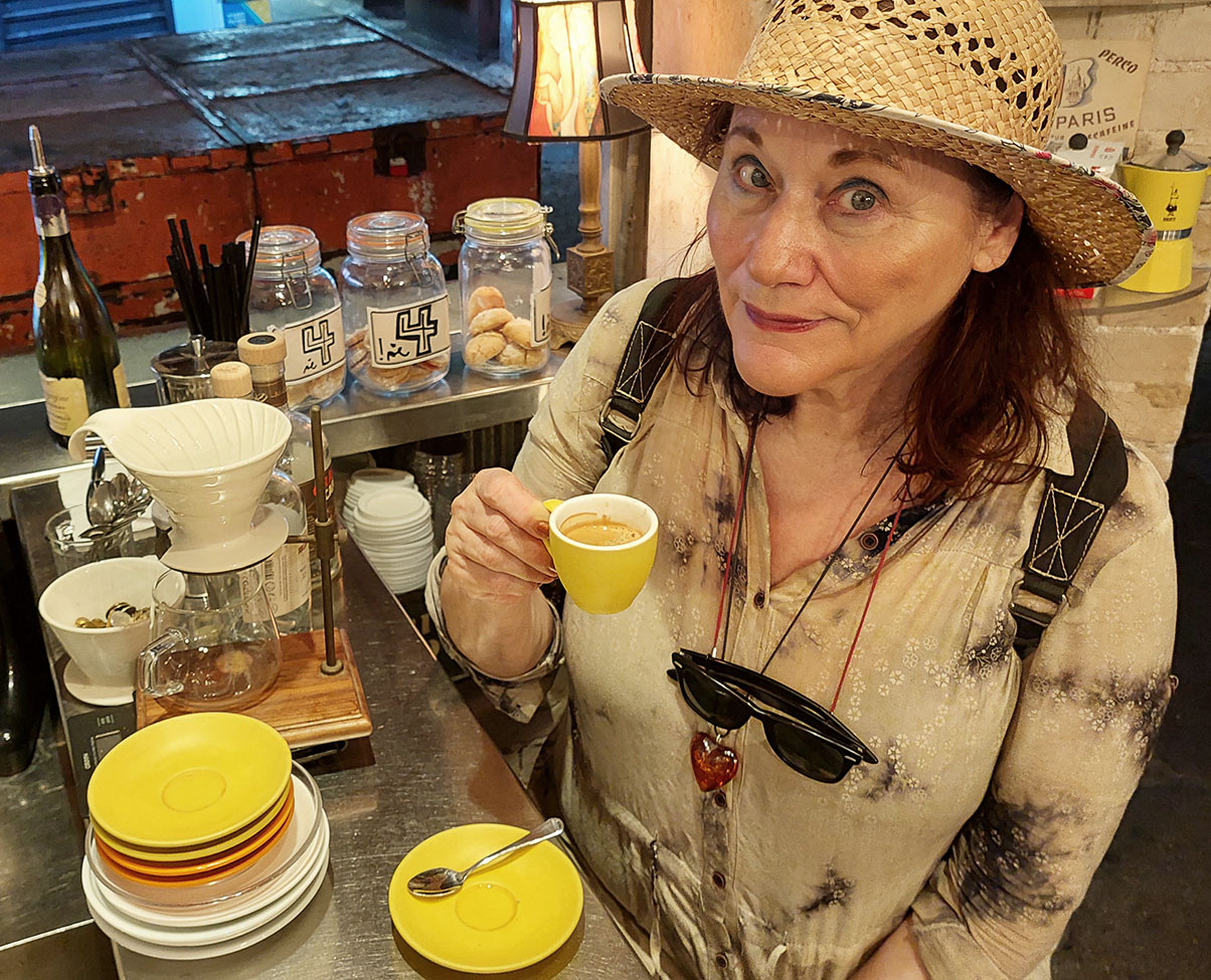 יעל אנקר, בלוגרית קולינריה, שותה אספרסו ארוך בקפה בשוק. צילום: איתי שקד