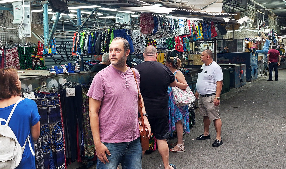 זאב רובינשטיין בשוק הכרמל. צילום: איתי שקד