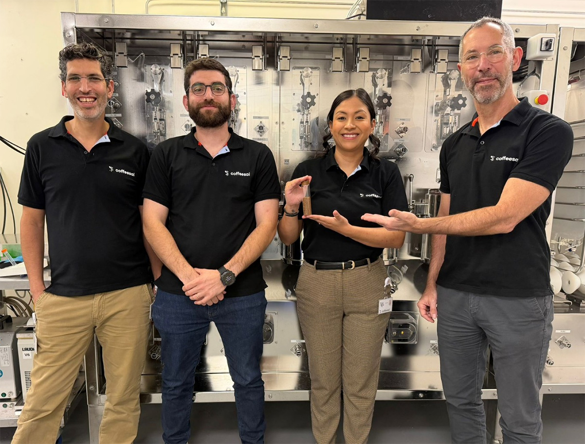 המנכ"ל עמי הרמן (מימין) וצוות coffeesai. צילום: באדיבות coffeesai