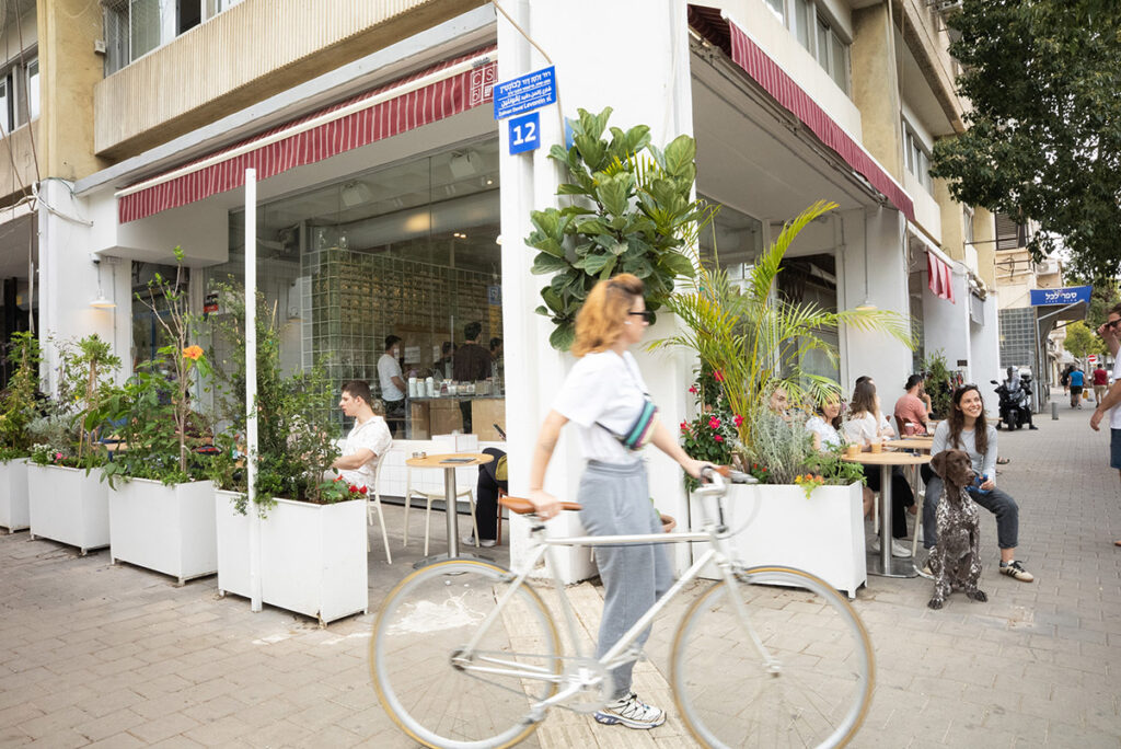 בית הקפה Coffeeshop 51 ברחוב לבונטין בתל אביב (צילום: שרון גולצמן)
