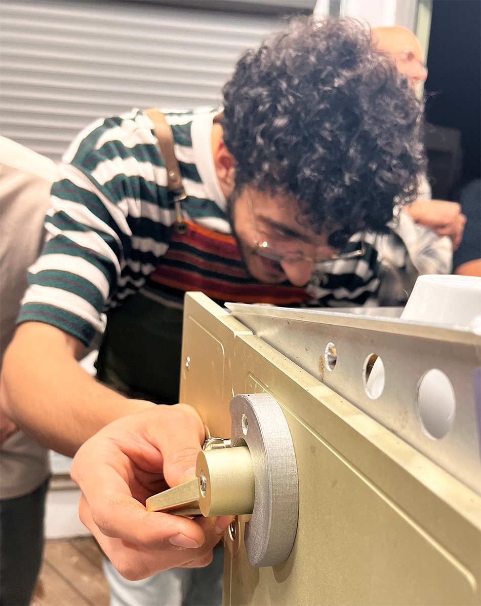 בריסטה מסיבריס מכין קפה במכונת Lab Extractor של קופי-טק אינג'ינירינג. צילום: דיקלה דנינו