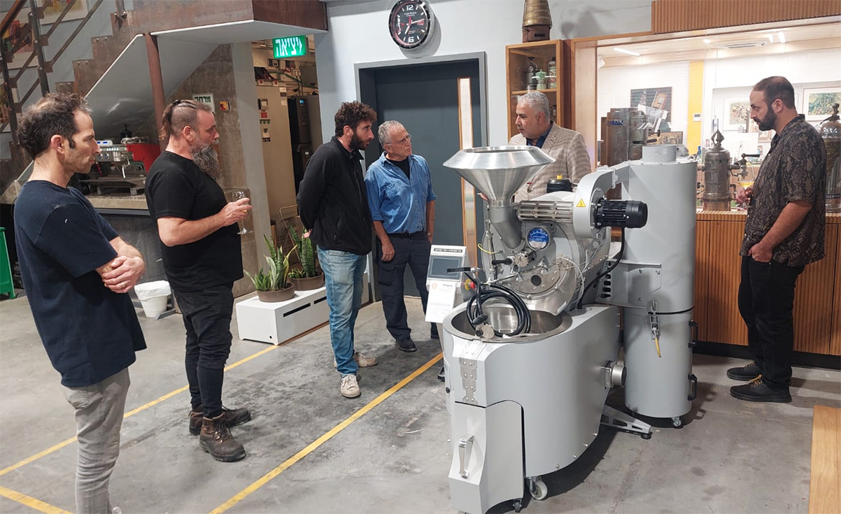 רם אבגי מסביר על הפיתוחים החדשים של Coffee-Tech Engineering. צילום: איתי שקד