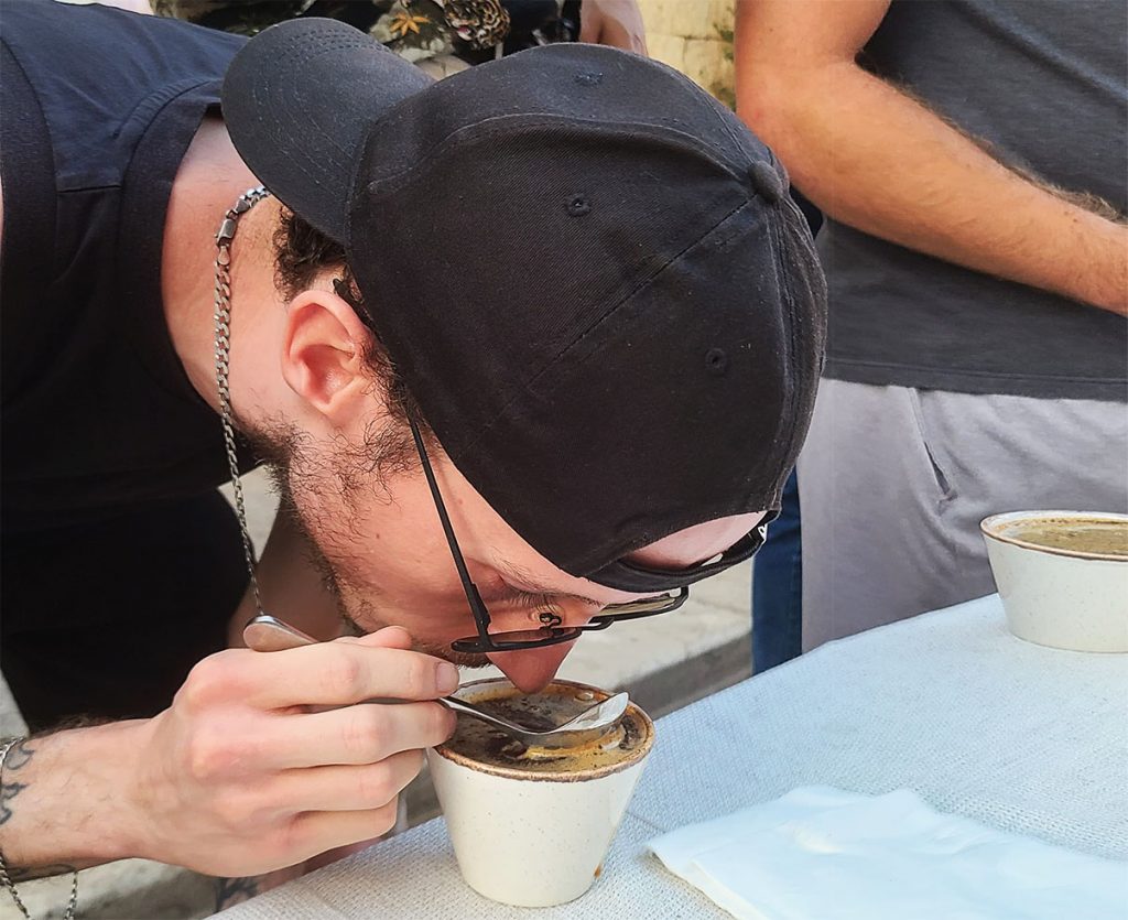 הבריסטה עוז ומוש טועם קפה באירוע קאפינג קהילתי ביפו. צילום: מגזין שותים