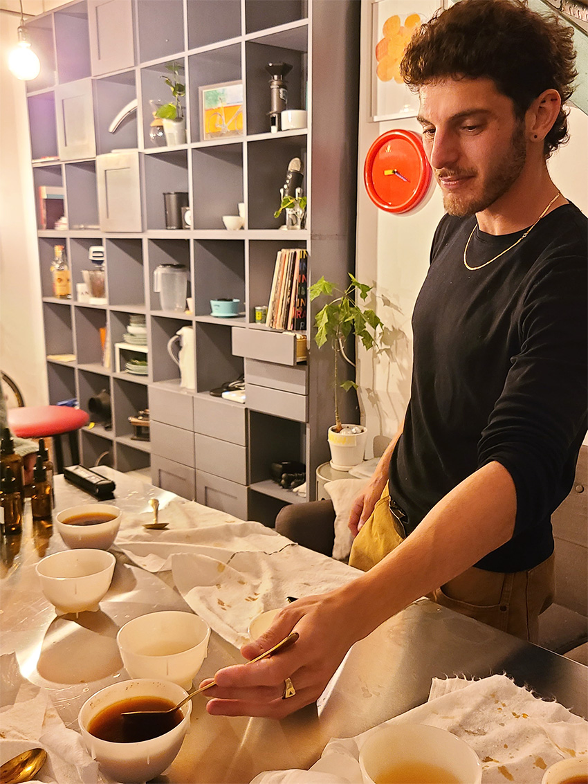 טעימות קפה בקאפינג בסטודיו החדש של קונספט ביפו. צילום: מגזין שותים